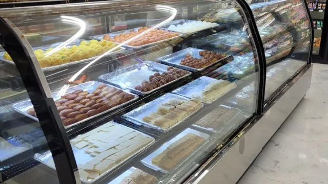 Indian snacks & sweets Manteca